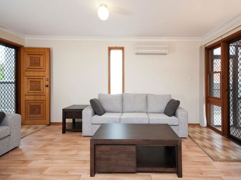 Government Road, 27, Skippers Rest - Perths Hotel 2