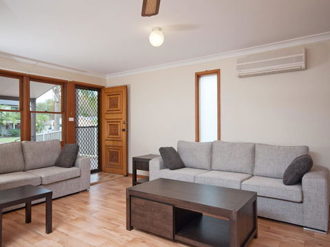 Government Road, 27, Skippers Rest - Perths Hotel 1