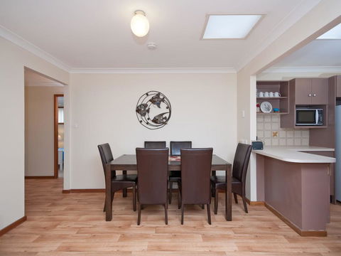 Government Road, 27, Skippers Rest - Perths Hotel 3