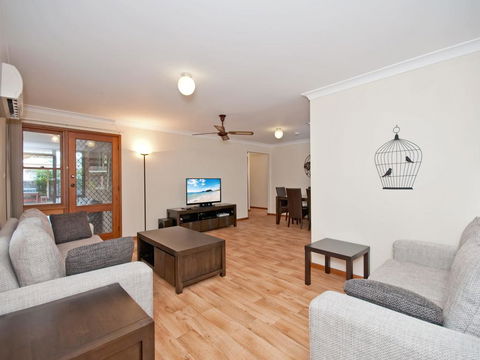 Government Road, 27, Skippers Rest - Perths Hotel 0