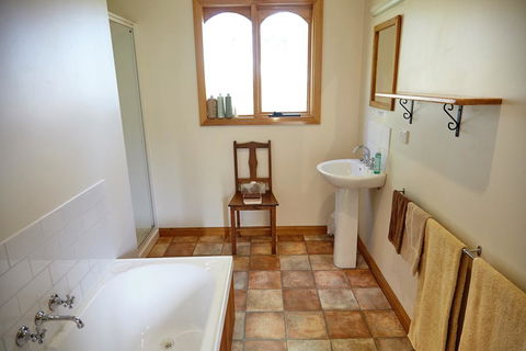 Herons Rise Vineyard Accommodation - Perths Hotel 1