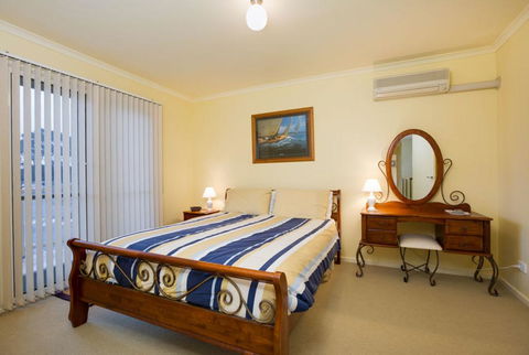 Holidays At Hollydene - Perths Hotel 3