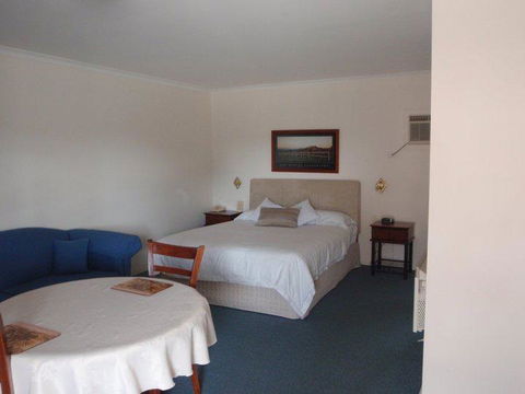 Kinross Inn - Perths Hotel 0