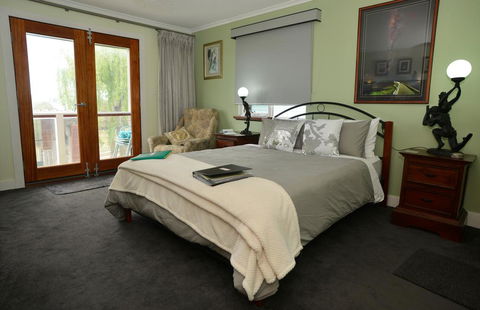 Kinsellas Water Views - Perths Hotel 2