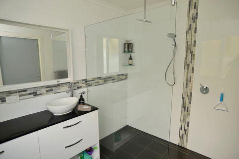 Kinsellas Water Views - Perths Hotel 1