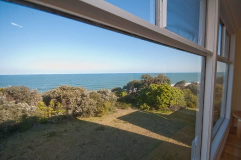 Lake Tyres Beach House - Perths Hotel 1