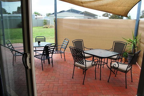 Lake Tyrrell Accommodation - Perths Hotel 2