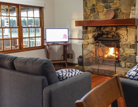 Lakefront Holiday Villa - Perths Hotel 1