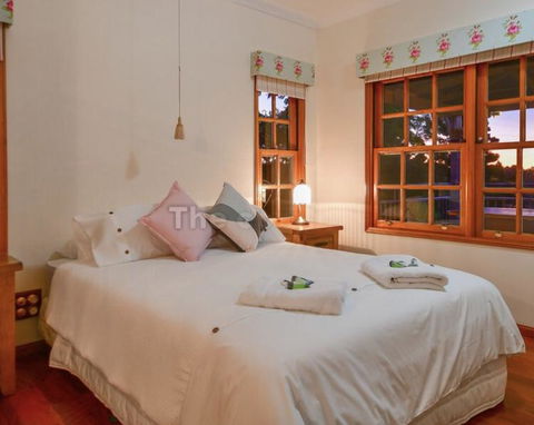 Lakefront Holiday Villa - Perths Hotel 2