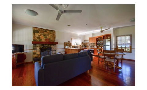 Lakefront Holiday Villa - Perths Hotel 0