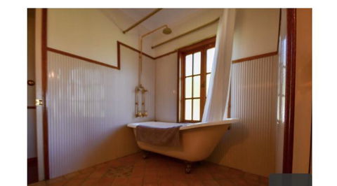 Lakefront Holiday Villa - Perths Hotel 3