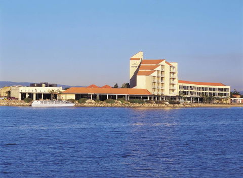 Lakes Hotel - Perths Hotel 0
