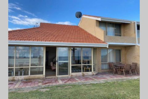 Lands Edge - Perths Hotel 1