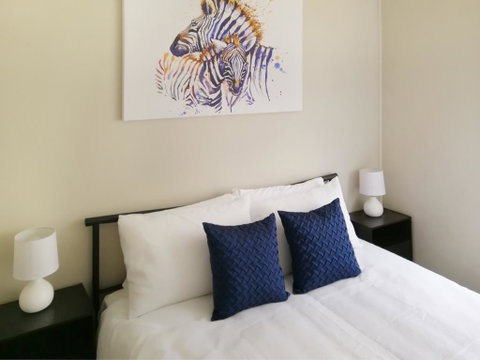 Large 5-Bedroom House With Wifi & Netflix Close To Taronga Western Plains Zoo - Perths Hotel 2