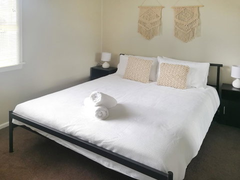 Large 5-Bedroom House With Wifi & Netflix Close To Taronga Western Plains Zoo - Perths Hotel 3