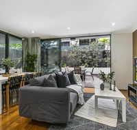 Large unit amid inner-city greenery close to CBD - Perths Hotel