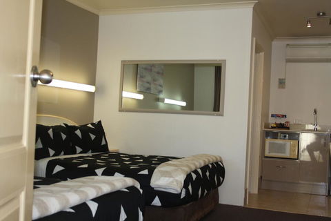 Leagues Motel - Perths Hotel 3