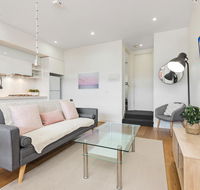 Light-Filled Beachside Apartment in Trendy Area - Perths Hotel