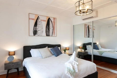 Luxurious Heritage Home With Harbour Bridge Views - Perths Hotel 3