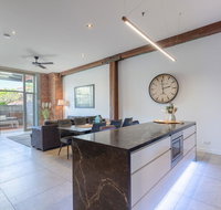 Luxury 3 brm 2 bath Woolstore apt with Courtyard - Perths Hotel