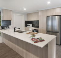 Luxury renovated home-5BR-meters from the beach