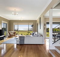 LUXURY WATERFRONT FAMILY HOME-TASMANIA I-L'Abode - Perths Hotel