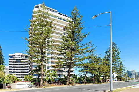 Main Beach Waterfront Apartment - Perths Hotel 2