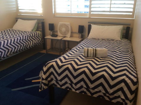 Main Beach Waterfront Apartment - Perths Hotel 1