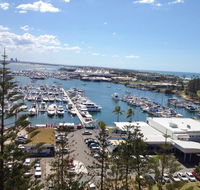 Main Beach Waterfront Apartment - Perths Hotel