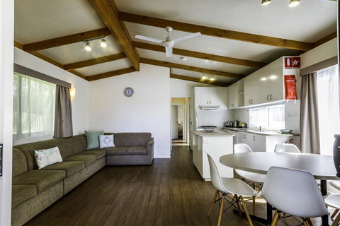 Mannum Riverside Caravan Park - Perths Hotel 2