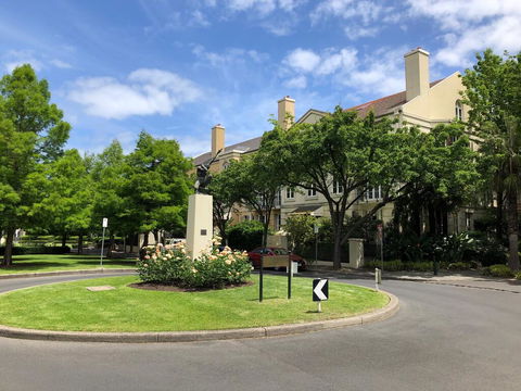 MCG, Rod Laver, City - Best Location In Melbourne - Perths Hotel 3