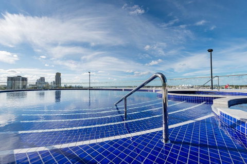 Meriton Suites Southport - Perths Hotel 2