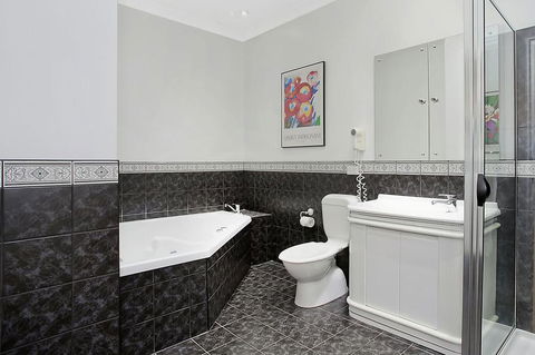 Merton Manor Exclusive B&B - Perths Hotel 2