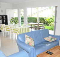 MODERN 3 BEDROOM APARTMENT IN TRADITIONAL QUEENSLANDER  PATIO LEAFY YARD POOL - Perths Hotel