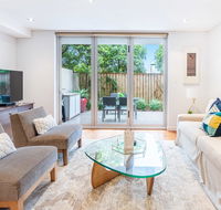 Modern apartment with large courtyard and short walk to Bondi Beach - Perths Hotel