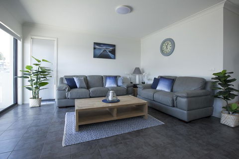 Mollymook Luxury Beachfront Apartment 3 - Perths Hotel 2