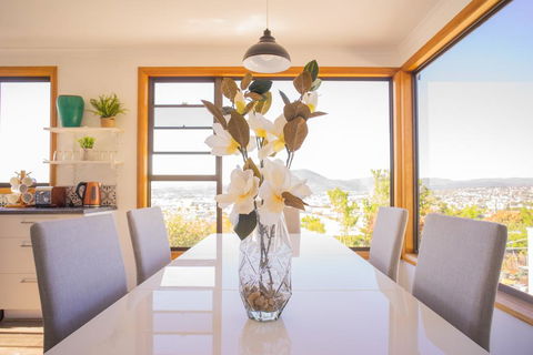 Moonah House-10 Mins To CBD & MONA, 4BR, 2 BATH, Great View, Park 3 Cars, Sleep 11, King Bed, En-suite - Perths Hotel 0
