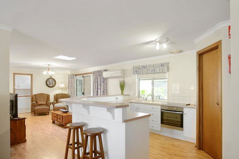 Moonta Bay Accommodation - Perths Hotel 3
