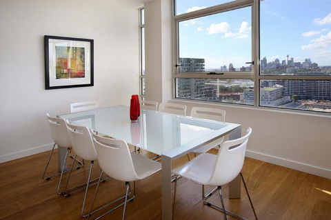 Moore To See - Modern And Spacious 3BR Zetland Apartment With Views Over Moore Park - Perths Hotel 1