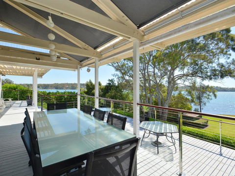 Morisset Bay Waterfront Views Lake House Looking Over Trinity Marina - Perths Hotel 0