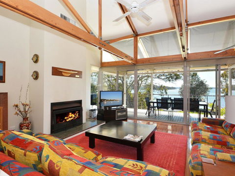 Morisset Bay Waterfront Views Lake House Looking Over Trinity Marina - Perths Hotel 1