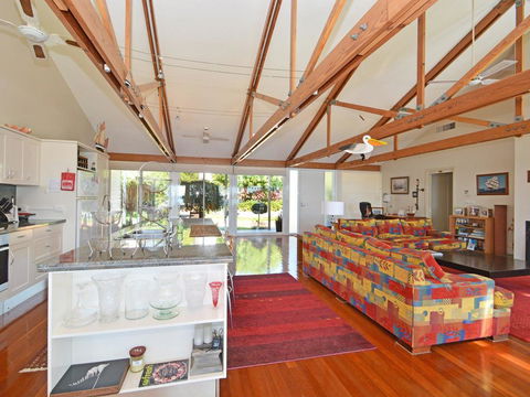 Morisset Bay Waterfront Views Lake House Looking Over Trinity Marina - Perths Hotel 2