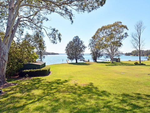 Morisset Bay Waterfront Views Lake House Looking Over Trinity Marina - Perths Hotel 3