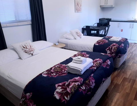 Mt Larcom Tourist Park - Perths Hotel 2