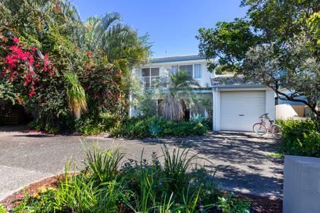 Mudjimba Esplanade Villa - Perths Hotel 1
