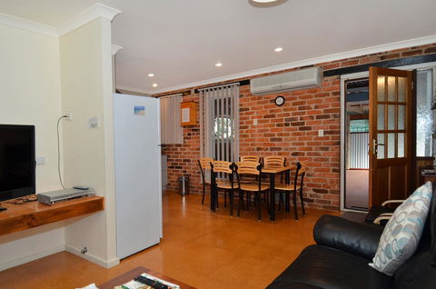 Albany Beachside Accommodation - Perths Hotel 10