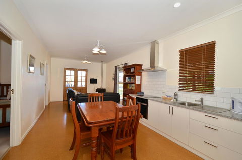 Albany Beachside Accommodation - Perths Hotel 11