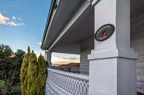 Serpentine Rose - Perths Hotel 0