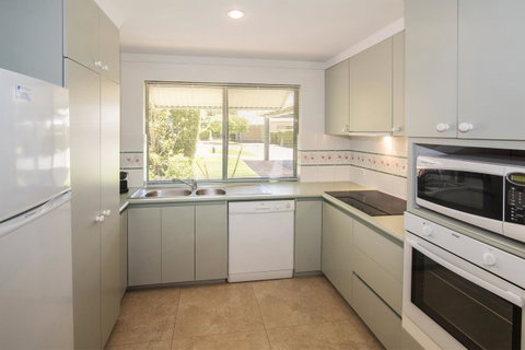 Bayshore Beachside Resort - Perths Hotel 12