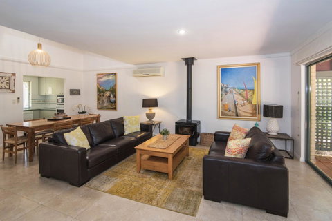 Bayshore Beachside Resort - Perths Hotel 10